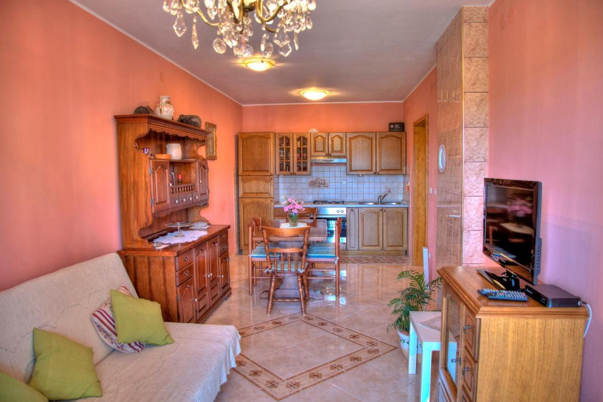 Comfortable Apartments In Peroj Near The Sea Ngoại thất bức ảnh